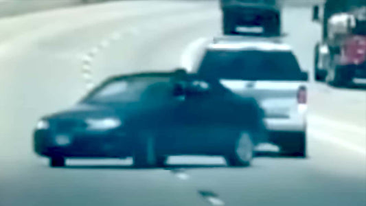 Caos en la Carretera: Incidente de Remolque Peligroso en Houston